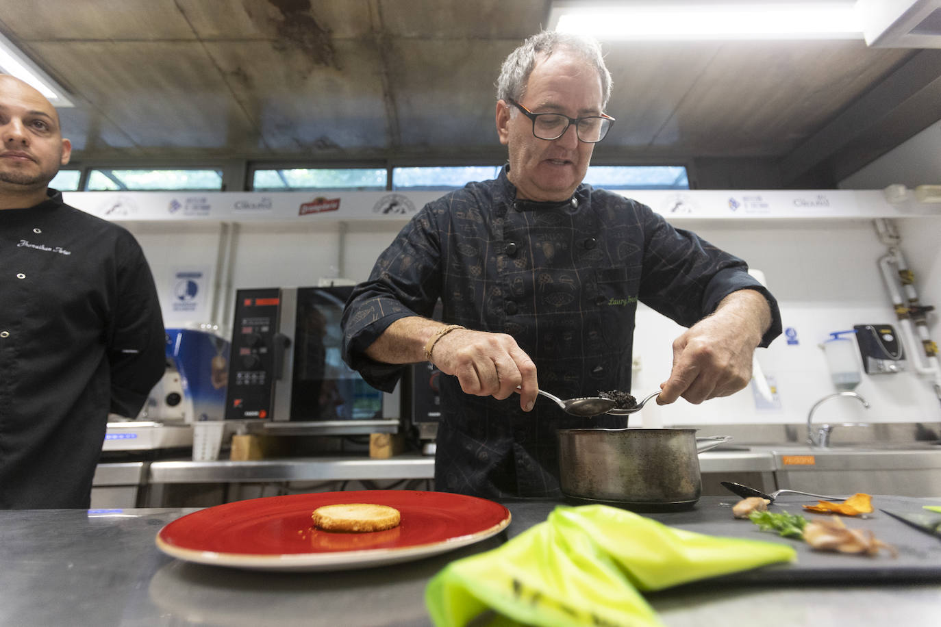 El restaurante César de Bárcena de Cicero gana con su 'Buñuelo de almeja fina con lágrima de ali oli'. En segundo lugar, Castilla Termal Solares, con su cucurucho de rabo de toro y manzana con glaseado de queso de cabra y gelé de cebolla. Y el tercer puesto ha ido a parar al Pericote de Tanos por su 'Hojaldre de bonito del cantábrico'.