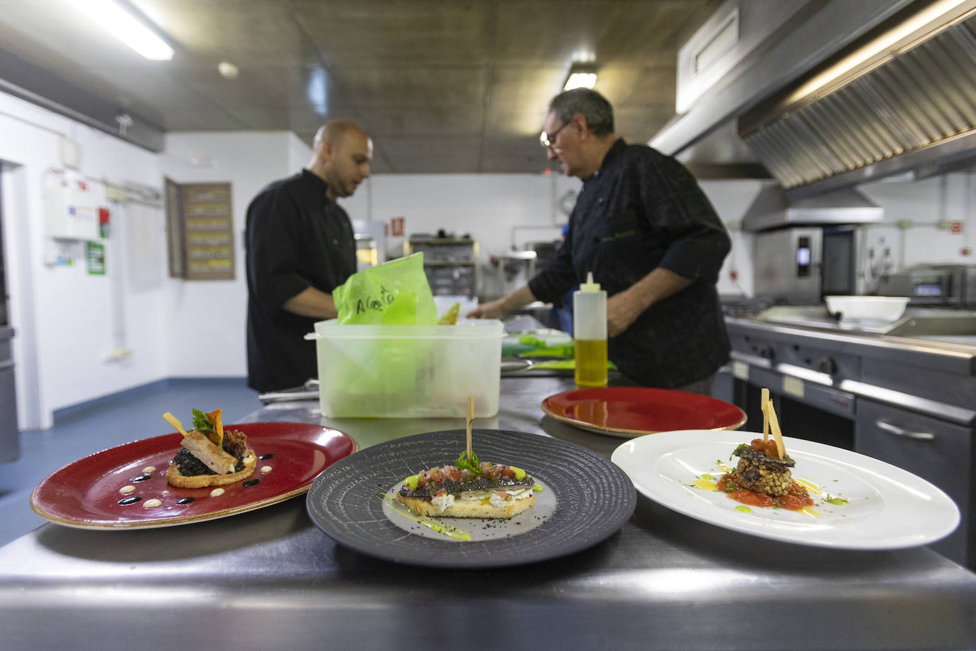 El restaurante César de Bárcena de Cicero gana con su 'Buñuelo de almeja fina con lágrima de ali oli'. En segundo lugar, Castilla Termal Solares, con su cucurucho de rabo de toro y manzana con glaseado de queso de cabra y gelé de cebolla. Y el tercer puesto ha ido a parar al Pericote de Tanos por su 'Hojaldre de bonito del cantábrico'.