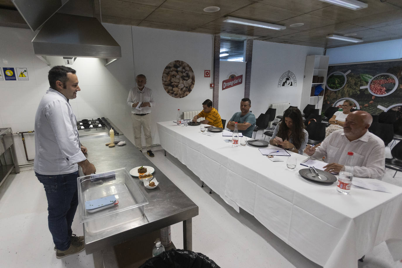 El restaurante César de Bárcena de Cicero gana con su 'Buñuelo de almeja fina con lágrima de ali oli'. En segundo lugar, Castilla Termal Solares, con su cucurucho de rabo de toro y manzana con glaseado de queso de cabra y gelé de cebolla. Y el tercer puesto ha ido a parar al Pericote de Tanos por su 'Hojaldre de bonito del cantábrico'.