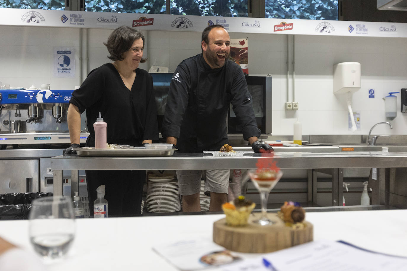 El restaurante César de Bárcena de Cicero gana con su 'Buñuelo de almeja fina con lágrima de ali oli'. En segundo lugar, Castilla Termal Solares, con su cucurucho de rabo de toro y manzana con glaseado de queso de cabra y gelé de cebolla. Y el tercer puesto ha ido a parar al Pericote de Tanos por su 'Hojaldre de bonito del cantábrico'.