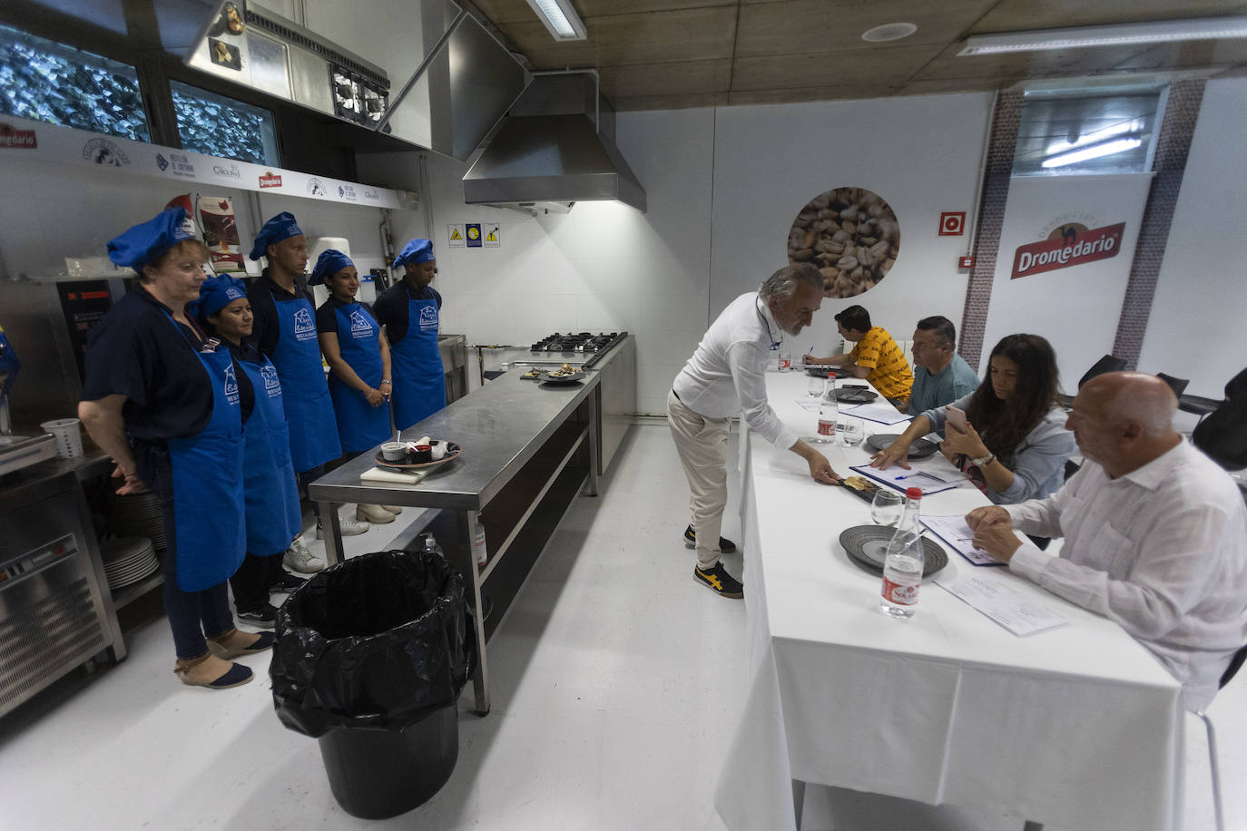 El restaurante César de Bárcena de Cicero gana con su 'Buñuelo de almeja fina con lágrima de ali oli'. En segundo lugar, Castilla Termal Solares, con su cucurucho de rabo de toro y manzana con glaseado de queso de cabra y gelé de cebolla. Y el tercer puesto ha ido a parar al Pericote de Tanos por su 'Hojaldre de bonito del cantábrico'.