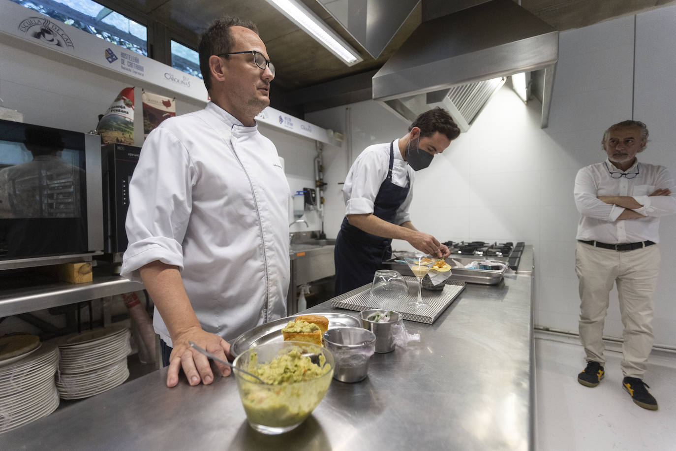 El restaurante César de Bárcena de Cicero gana con su 'Buñuelo de almeja fina con lágrima de ali oli'. En segundo lugar, Castilla Termal Solares, con su cucurucho de rabo de toro y manzana con glaseado de queso de cabra y gelé de cebolla. Y el tercer puesto ha ido a parar al Pericote de Tanos por su 'Hojaldre de bonito del cantábrico'.