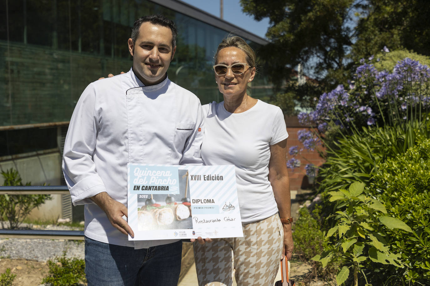 El restaurante César de Bárcena de Cicero gana con su 'Buñuelo de almeja fina con lágrima de ali oli'. En segundo lugar, Castilla Termal Solares, con su cucurucho de rabo de toro y manzana con glaseado de queso de cabra y gelé de cebolla. Y el tercer puesto ha ido a parar al Pericote de Tanos por su 'Hojaldre de bonito del cantábrico'.