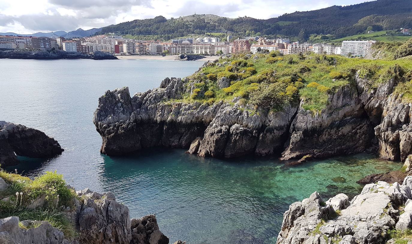 Sí, vale, Castro Urdiales es más una ciudad que un pueblo, pero no podía quedarse fuera de este listado de lugares en los que refugiarse en verano. ¿Por qué creen que hay tantos ciudadanos del País Vasco que pasan el periodo estival allí? Porque no pueden resistirse a sus encantos. Y porque tiene las dos 'P': playa y paisaje.