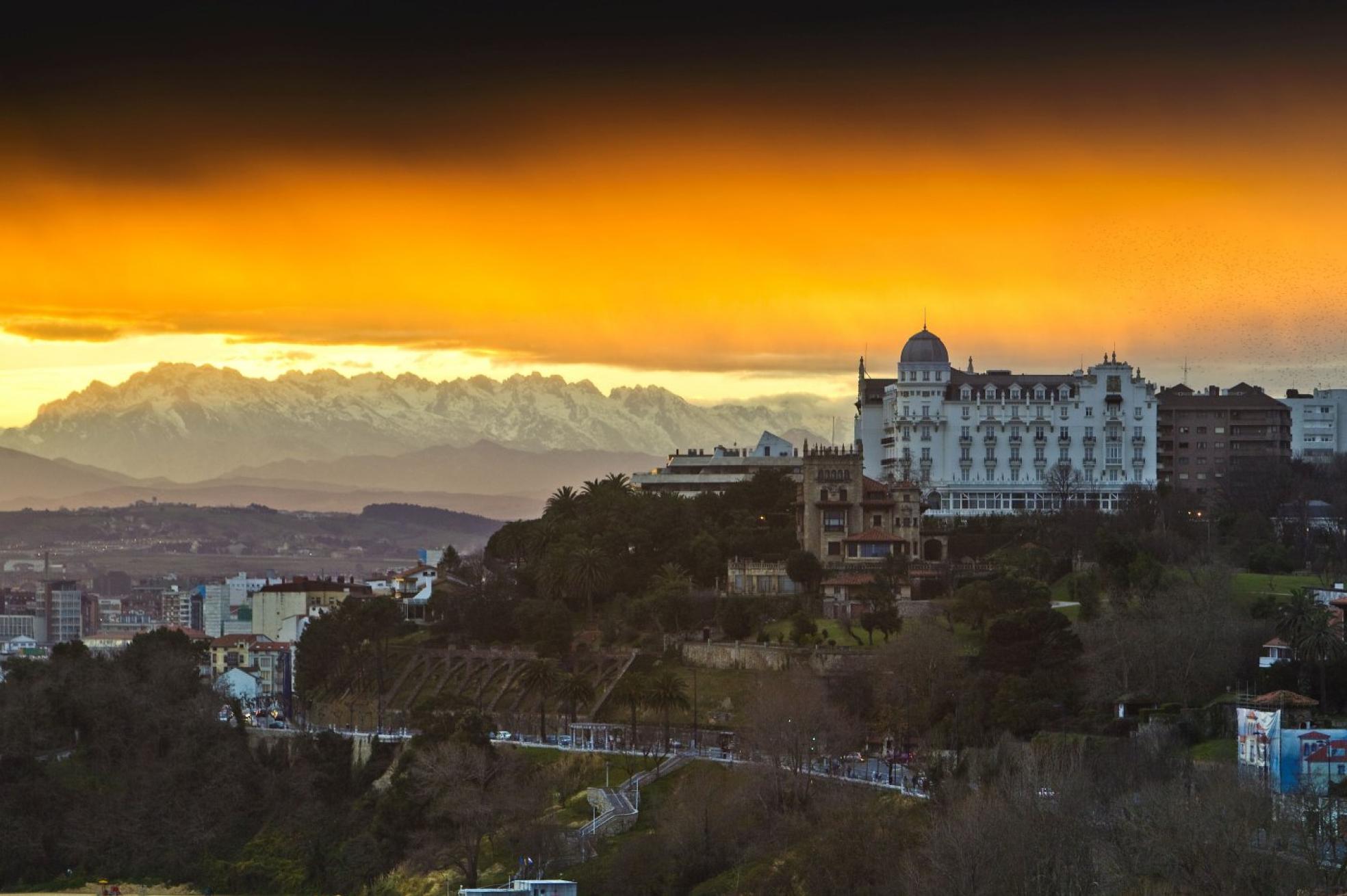 El Hotel Real, en una fotografía al atardecer realizada desde el Palacio de la Magdalena. 