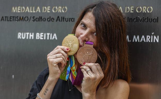 Ruth Beitia, con su nueva medalla.