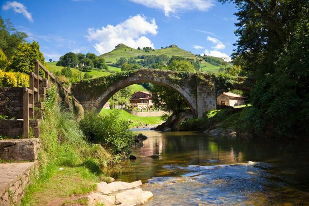 Liérganes está en el top de los pueblos más bonitos de Cantabria y presume de un porrón de premios, todos por su belleza. Es la reina del baile. Se sitúa a 110 metros de altitud sobre el nivel del mar y por allí pasa el río Miera, ideal para sumergirse en verano y evitar una lipotimia. 