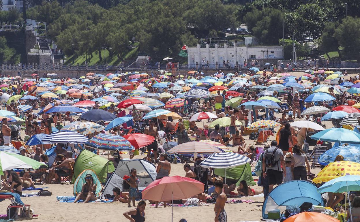 Playa de El Sardinero, este domingo, abarrotada.