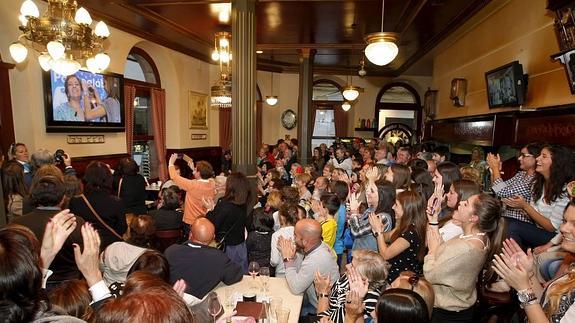 Familiares y, sobre todo, conocidos se reunieron en el Café Central de Torrelavega para ver el programa. Se juntaron porque ya era un secreto a voces, ya que se había grabado tiempo antes. Un par de mensajes en los grupos de Whatsapp y el aviso corrió por cada rincón de Torrelavega. «Hoy se lo lleva, seguro». Después de 87 días de «sabiduría», también con ese. Esa palabra fue la que dijo su padre, Pedro, que entró por teléfono en el programa para felicitar a la ganadora al final del programa. Paz tuvo que verlo desde Madrid.