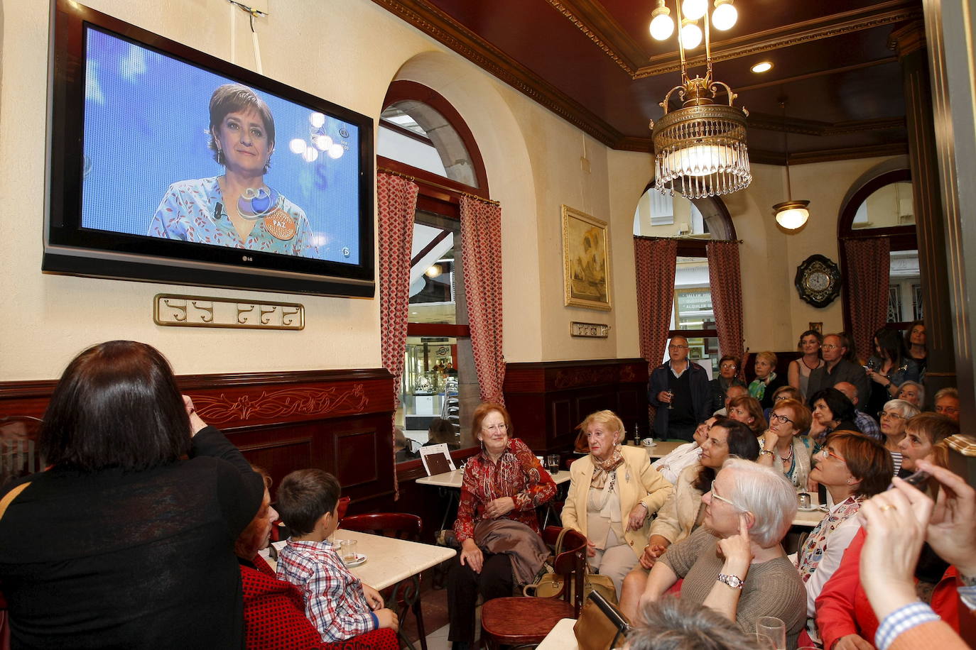 Familiares y, sobre todo, conocidos se reunieron en el Café Central de Torrelavega para ver el programa. Se juntaron porque ya era un secreto a voces, ya que se había grabado tiempo antes. Un par de mensajes en los grupos de Whatsapp y el aviso corrió por cada rincón de Torrelavega. «Hoy se lo lleva, seguro». Después de 87 días de «sabiduría», también con ese. Esa palabra fue la que dijo su padre, Pedro, que entró por teléfono en el programa para felicitar a la ganadora al final del programa. Paz tuvo que verlo desde Madrid.