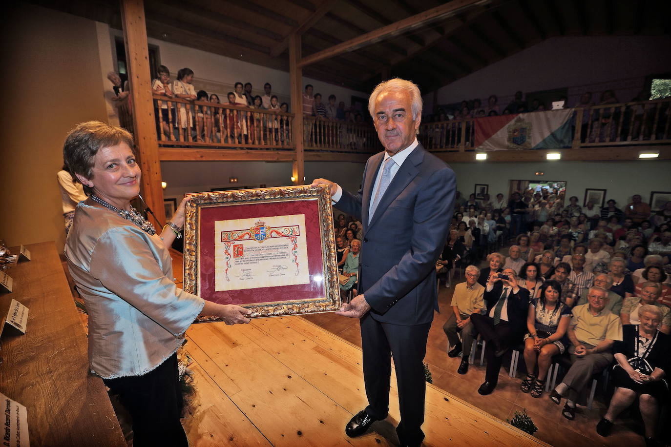 «Quiero a mi pueblo y me siento orgullosa de él, por eso supone una alegría muy grande que mis paisanos se sientan orgullosos de mí». La ganadora de Pasapalabra se dirigió así a sus vecinos en agosto de 2014 durante el acto de nombramiento de Hija Predilecta de Reocín en un acto que tuvo lugar en la Casa de Cultura y al que asistieron más de doscientas personas. En la imagen junto al que fuera alcalde de Reocín, Miguel García Cayuso.