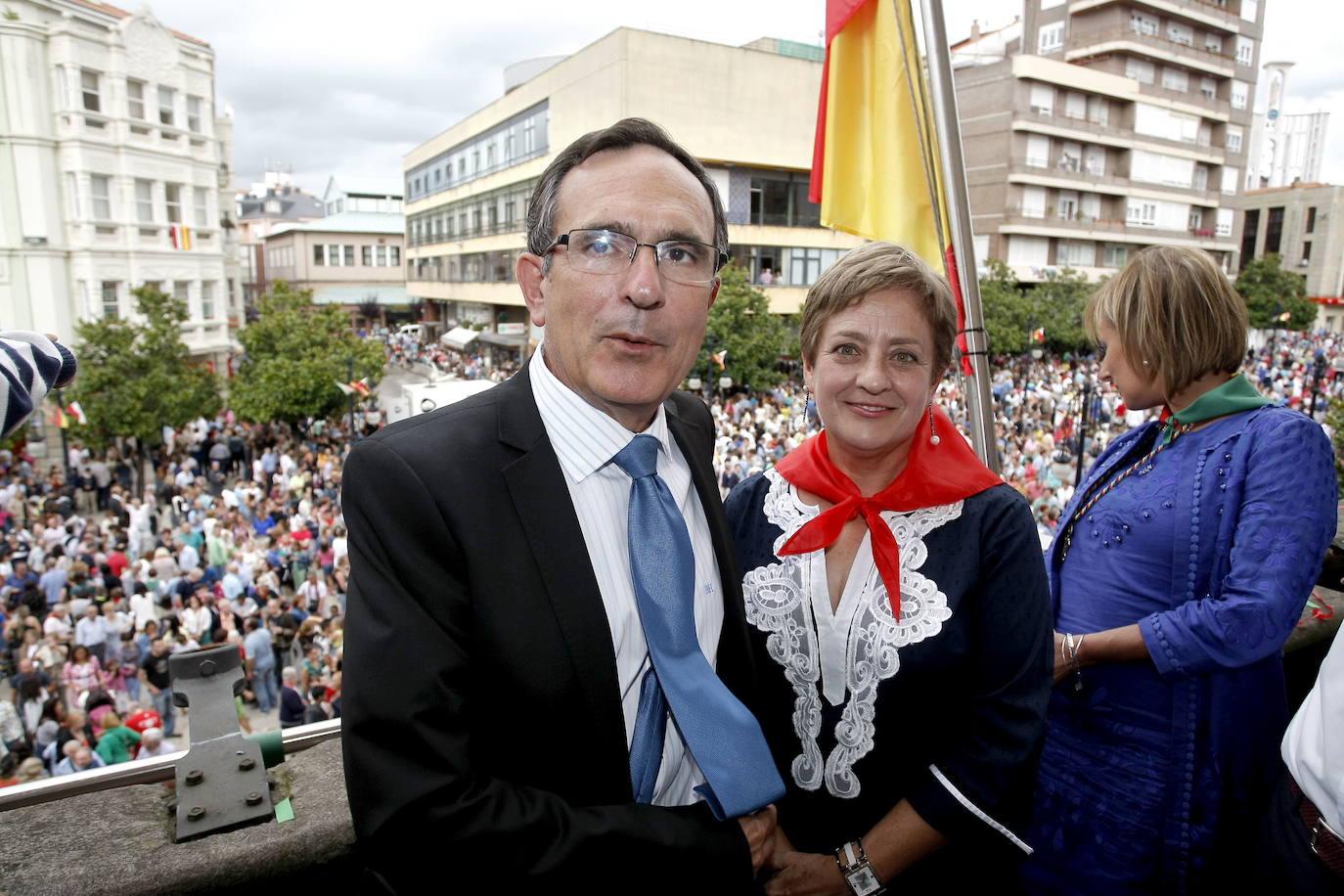 Paz Herrera leyó el pregón y lanzó el chupinazo de la fiestas de Torrelavega de agosto de 2015. En la imagen junto al alcalde José Manuel Cruz Viadero.