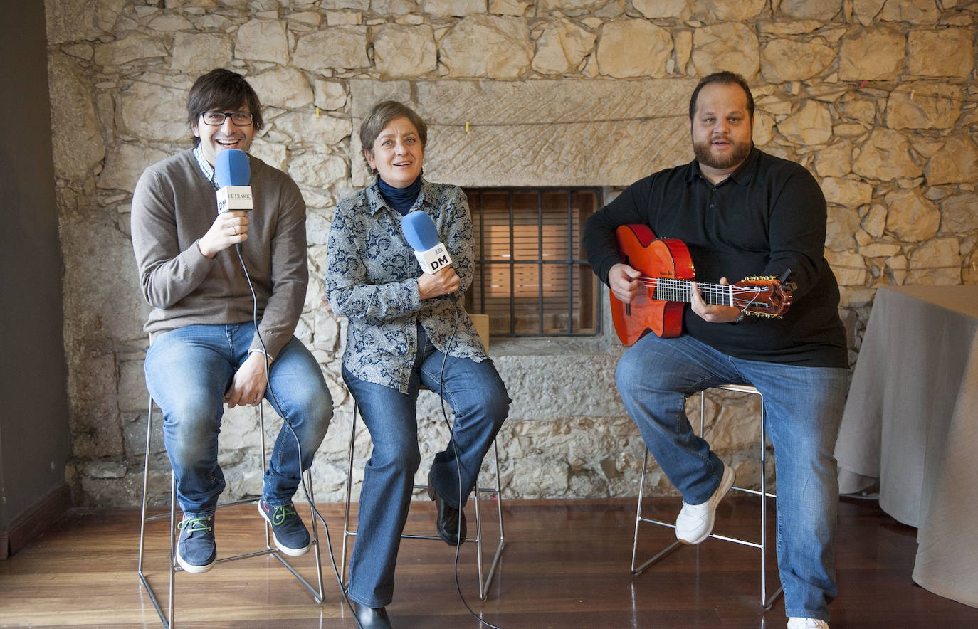 David Barrull, cantante y comositor; Sergio Bastard, cocinero; y Paz Herrera, arquitecta y escritora de relatos, participantes de Cantabria en concursos de televisión.