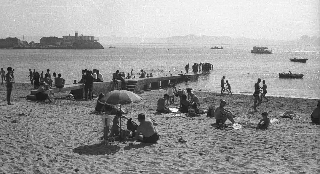 Embarcadero de la playa de Los Peligros de Santander.