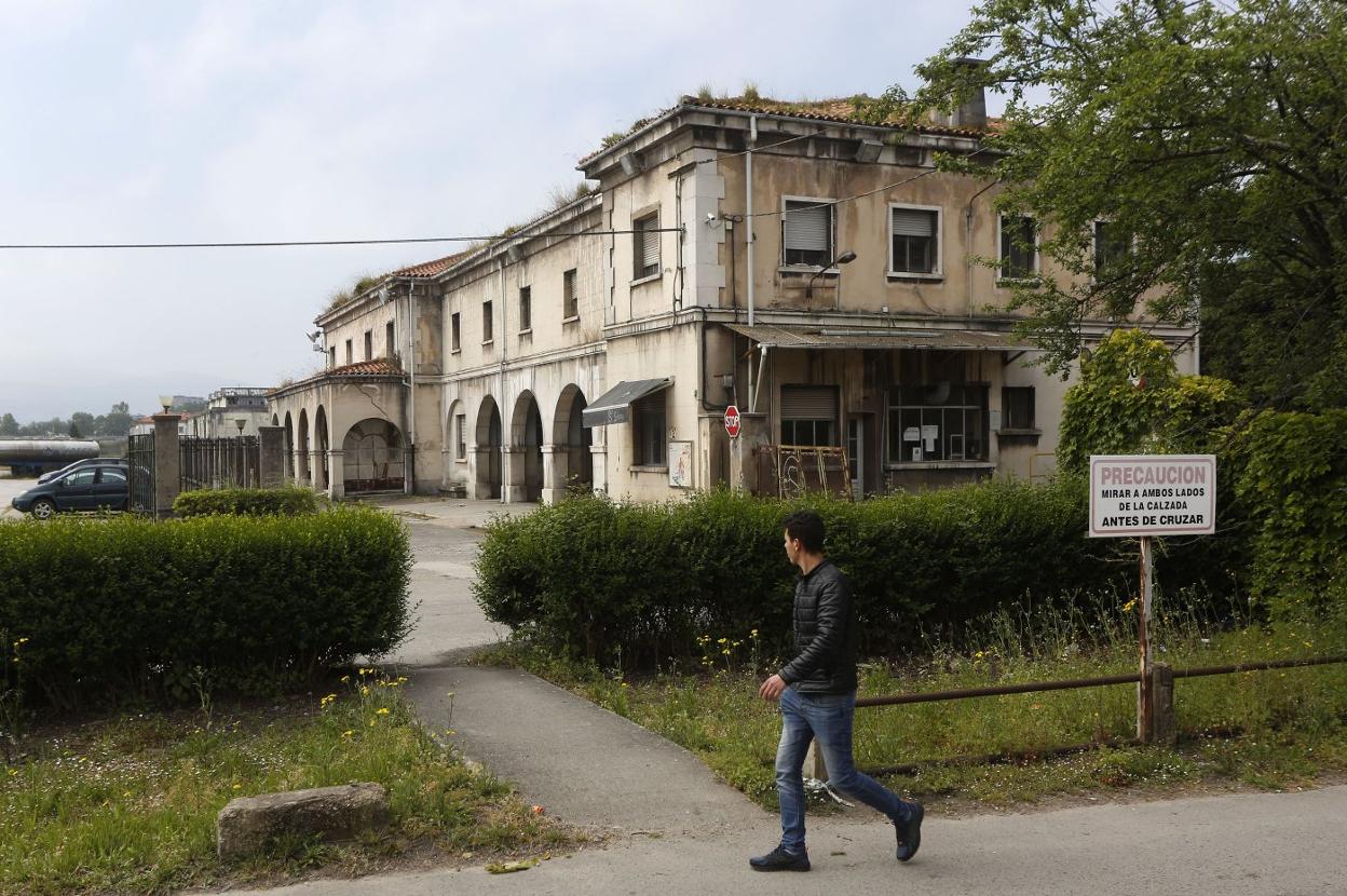 Instalaciones de acceso al recinto industrial de Sniace, en Torrelavega.