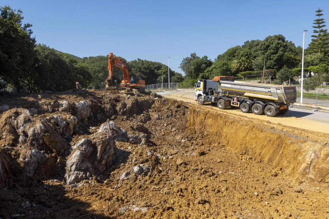 Las palas excavadoras han iniciado los primeros trabajos para la construcción de las 62 viviendas de sustitución de Arnuero.