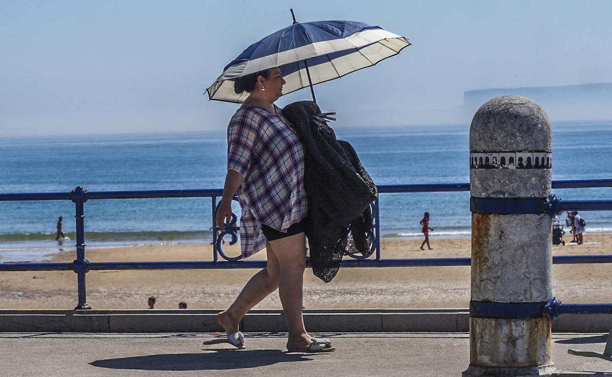 Una mujer pasea esta mañana de martes por El Sardinero. 