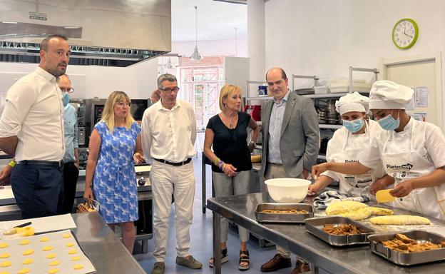 El alcalde de Torrelavega, Javier López Estrada, y la consejera de Empleo y Políticas Sociales, Eugenia Gómez de Diego, junto a la concejal de Desarrollo Local, Jezabel Tazón, y el director del Servicio Cántabro de Empleo, José Manuel Callejo, durante la visita que han realizado a la Escuela de Talento Joven en Barreda.