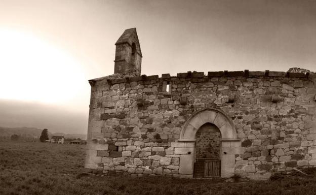 Imagen principal - 1. Vista exterior de la ermita de Cintul. | 2. Detalle de uno de los accesos al templo. | 3. Interior de la ermita, que perdió el tejado hace décadas.