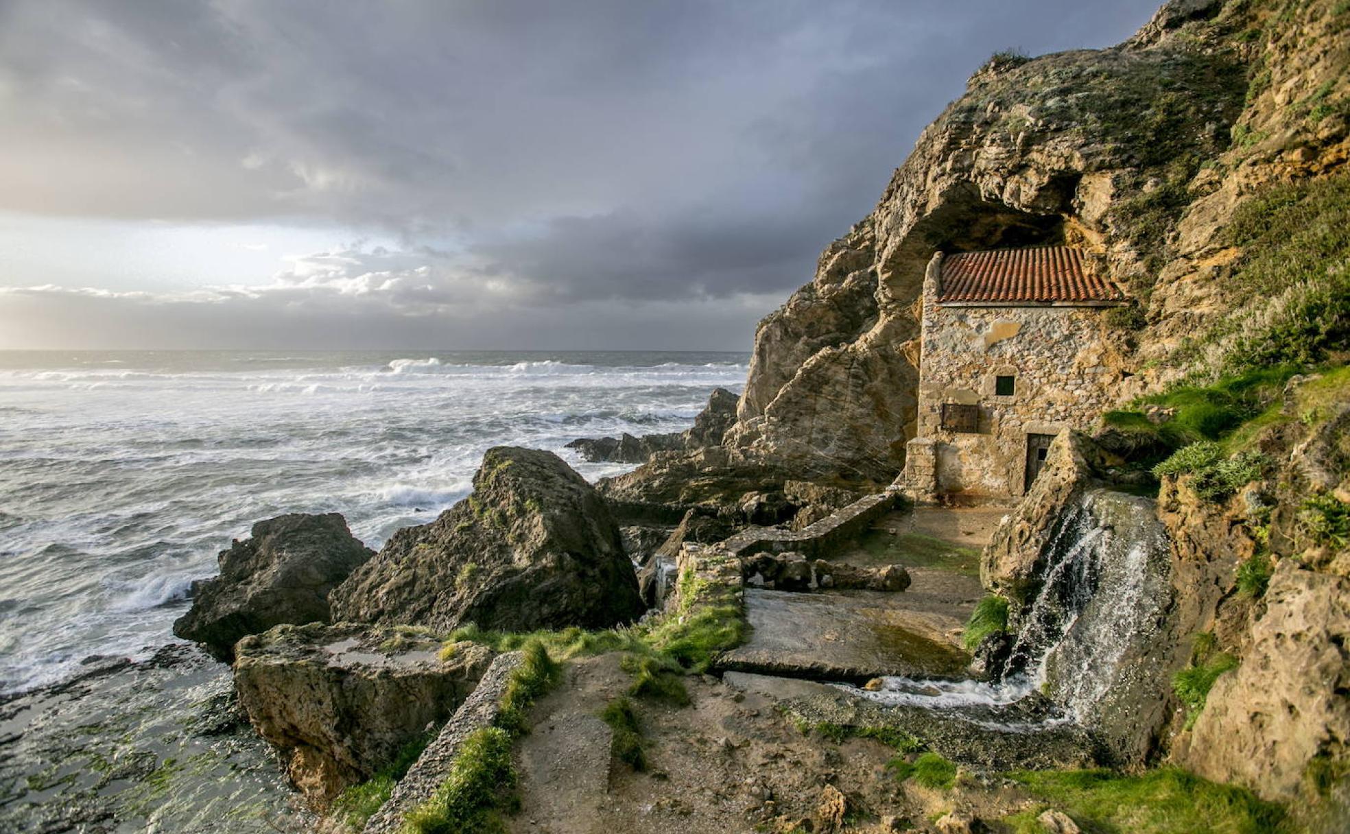 La ermita de Santa Justa, en Ubiarco, una original construcción enclavada en el acantilado de la zona.