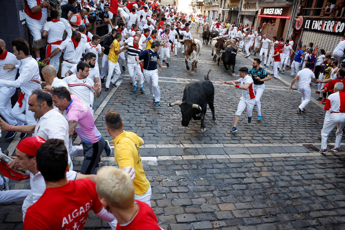 Mozos corren el sexto encierro de San Fermín.