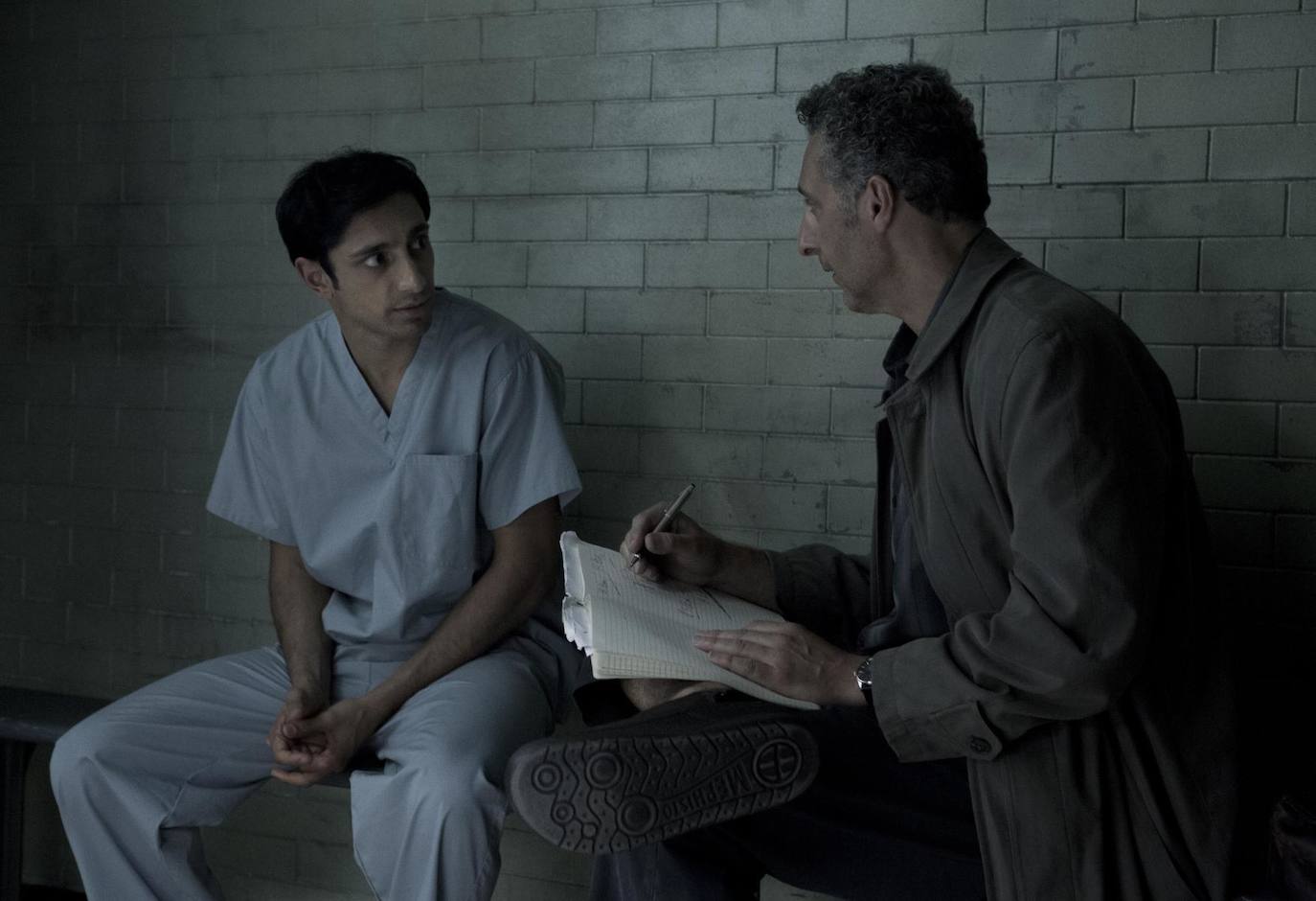 Ahmed y Turturro en 'The Night Of'.