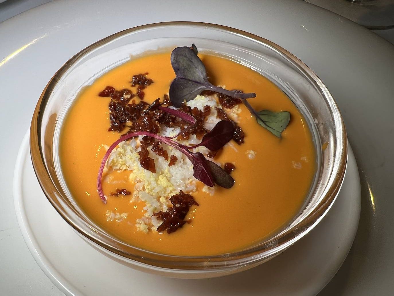 Salmorejo con jamón frito y huevo rallado. La cocina de Burdo, en Liencres, no pasa desapercibida para el cliente que valora la frescura y calidad del producto y el tratamiento exquisito y elegante del mismo para conseguir el máximo de matices de sabor y textura en la mesa. Este restobar, que inició su andadura en agosto de 2018 y que ha tenido que luchar a brazo partido contra los efectos de la pandemia -entre otros, siete meses de cierre-, ha conseguido, sin embargo, consolidarse con un referente por su interesante propuesta gastronómica en la que la parrilla juega un papel clave.