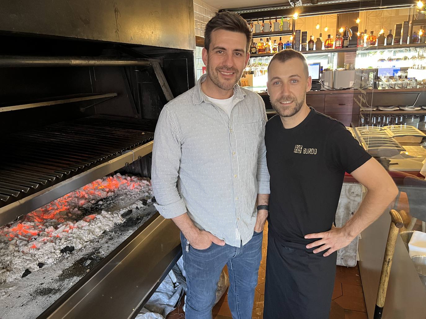 Los propietarios de Burdo son David Gómez Iglesias -que además es el jefe de sala- y Manuel Martín Ocáriz -jefe de cocina-. La cocina de Burdo, en Liencres, no pasa desapercibida para el cliente que valora la frescura y calidad del producto y el tratamiento exquisito y elegante del mismo para conseguir el máximo de matices de sabor y textura en la mesa. Este restobar, que inició su andadura en agosto de 2018 y que ha tenido que luchar a brazo partido contra los efectos de la pandemia -entre otros, siete meses de cierre-, ha conseguido, sin embargo, consolidarse con un referente por su interesante propuesta gastronómica en la que la parrilla juega un papel clave.