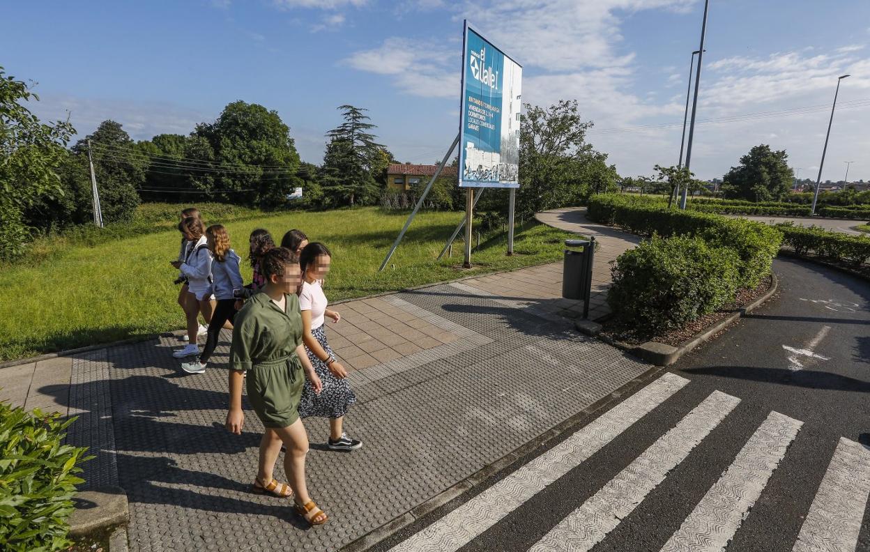 Vecinos caminan por Torrelavega frente a los terrenos afectados por la sentencia del Juzgado de lo Contencioso Administrativo.