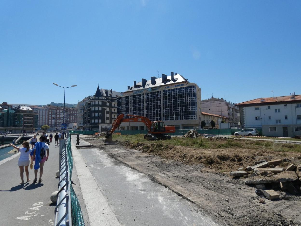 Las máquinas ya trabajan en la parcela de la antigua nevera.