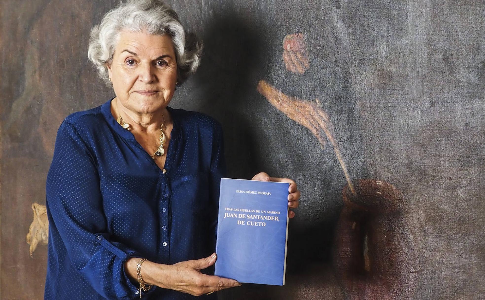 La escritora e historiadora Elisa Gómez Pedraja con su libro en el Ateneo de Santander.