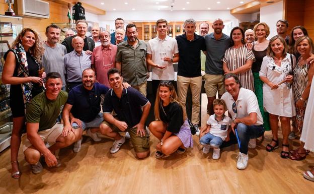 Foto de familia del premiado, con amigos y familia y los organizadores del premio y peñistas del Racing.