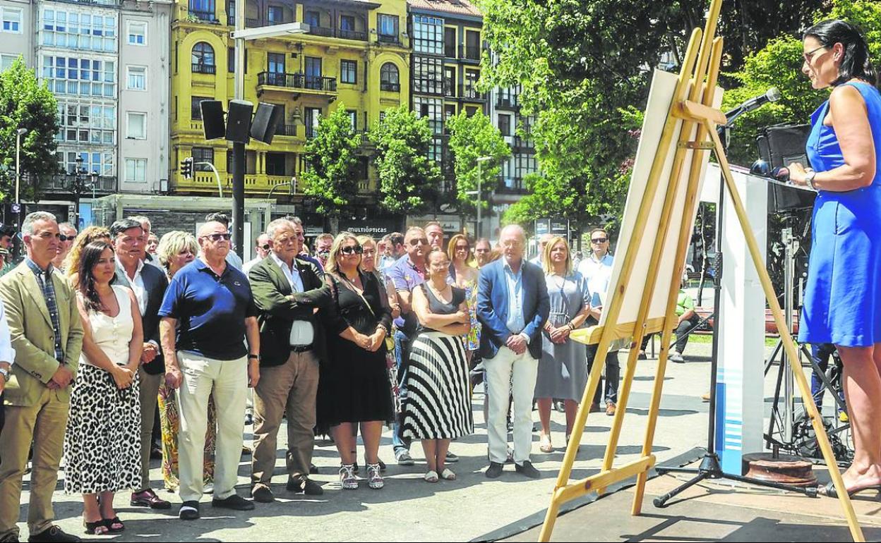 La alcaldesa de Santander, Gema Igual, presidió el acto de homenaje a Miguel Ángel Blanco. 