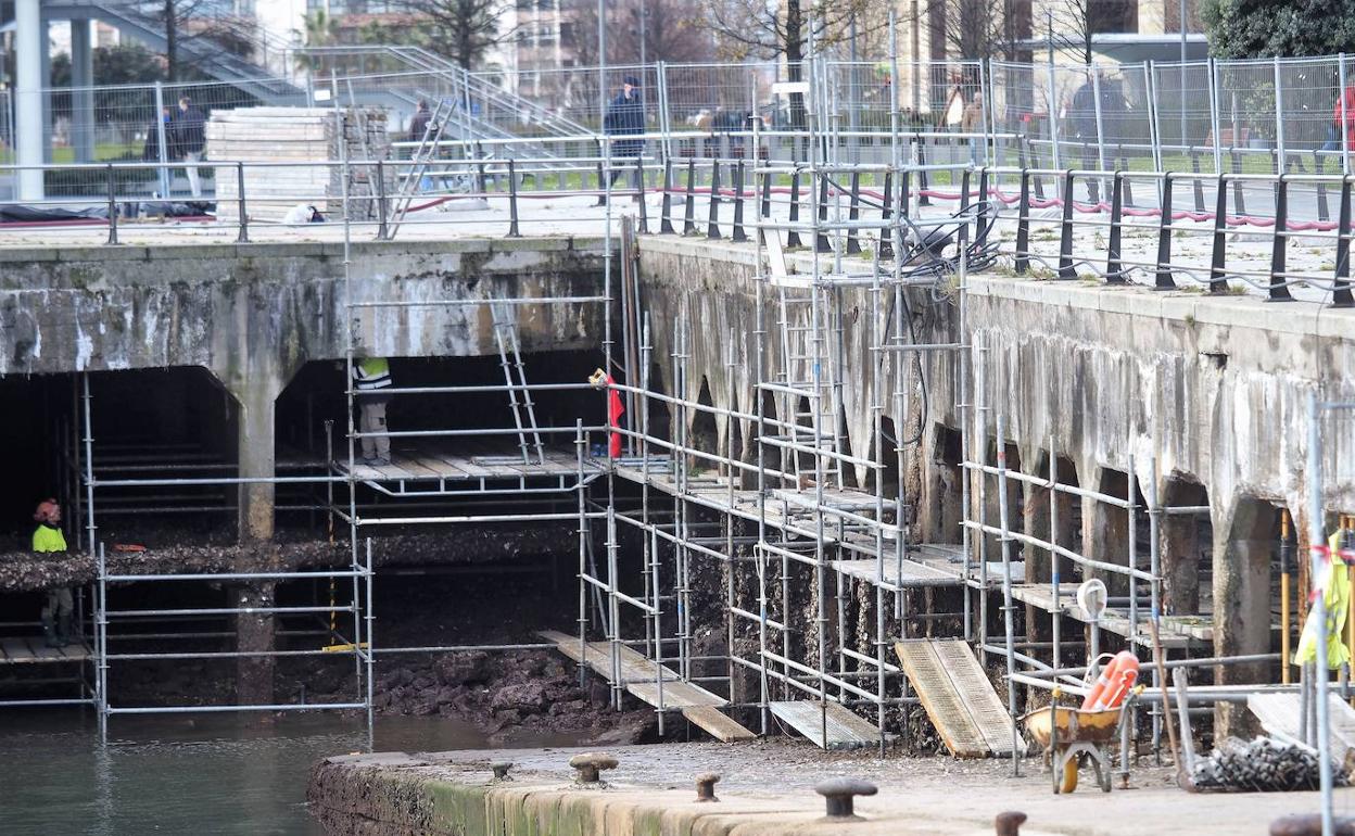 Las obras se han visto condicionadas por las fuertes mareas del Cantábrico.