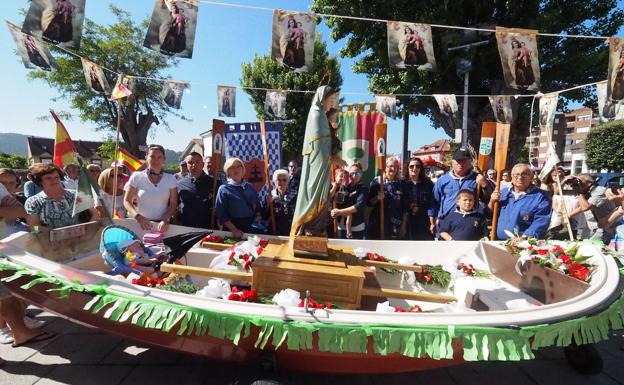 En Noja, los marineros trasladan a la Virgen desde la iglesia de San Pedro hasta la ermita del Carmen. 