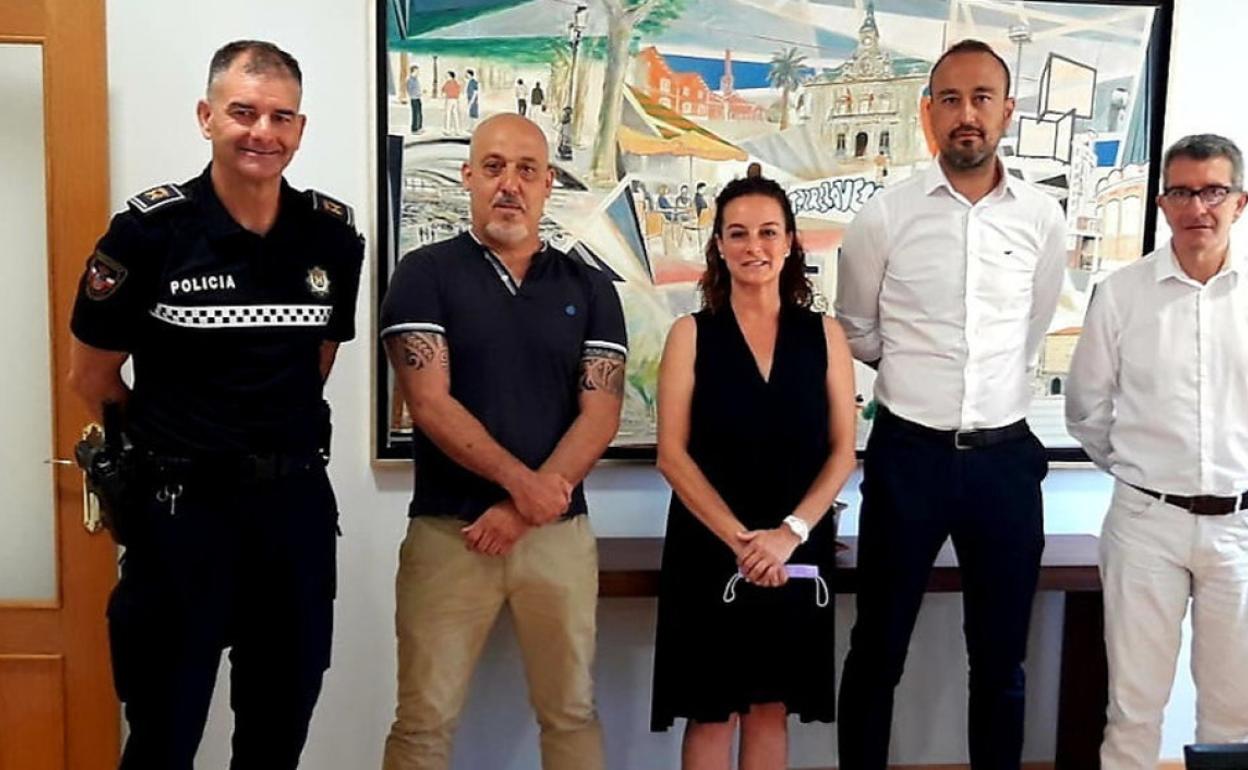 Acto de toma de posesión de los dos agentes (en el centro) en la comisaría de La Llama.