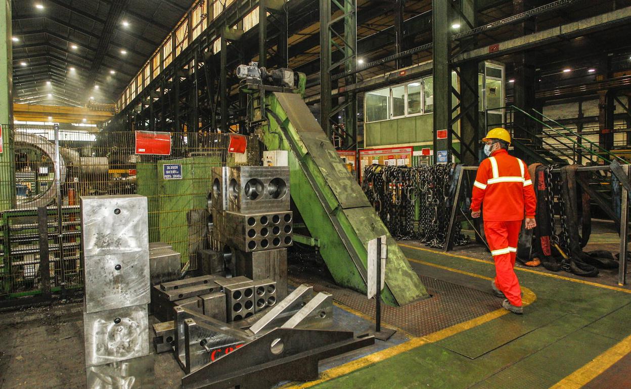 Un operario en la factoría cántabra de Sidenor.