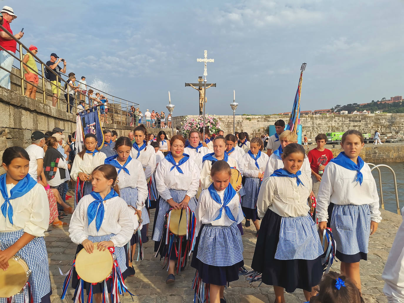 Fotos: El Cristo del Amparo vuelve a unir al pueblo de Comillas en torno al mar