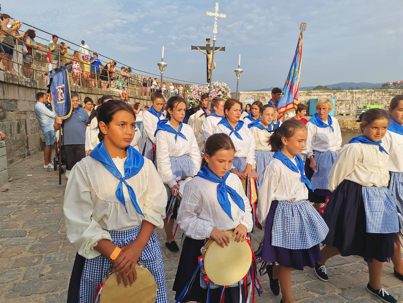 Fotos: El Cristo del Amparo vuelve a unir al pueblo de Comillas en torno al mar