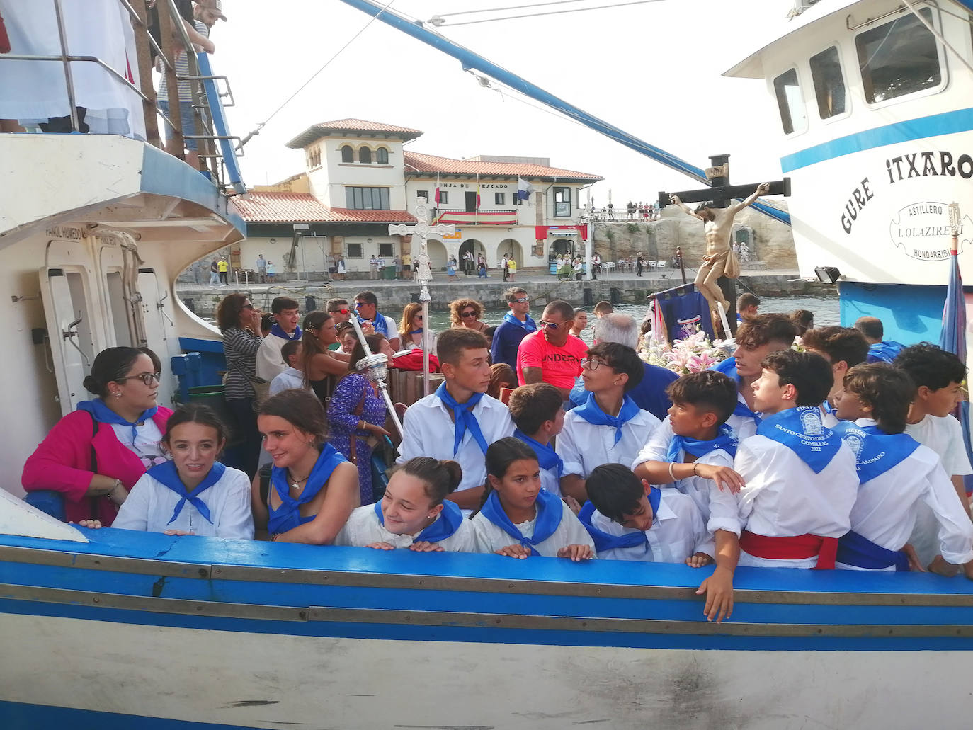 Fotos: El Cristo del Amparo vuelve a unir al pueblo de Comillas en torno al mar