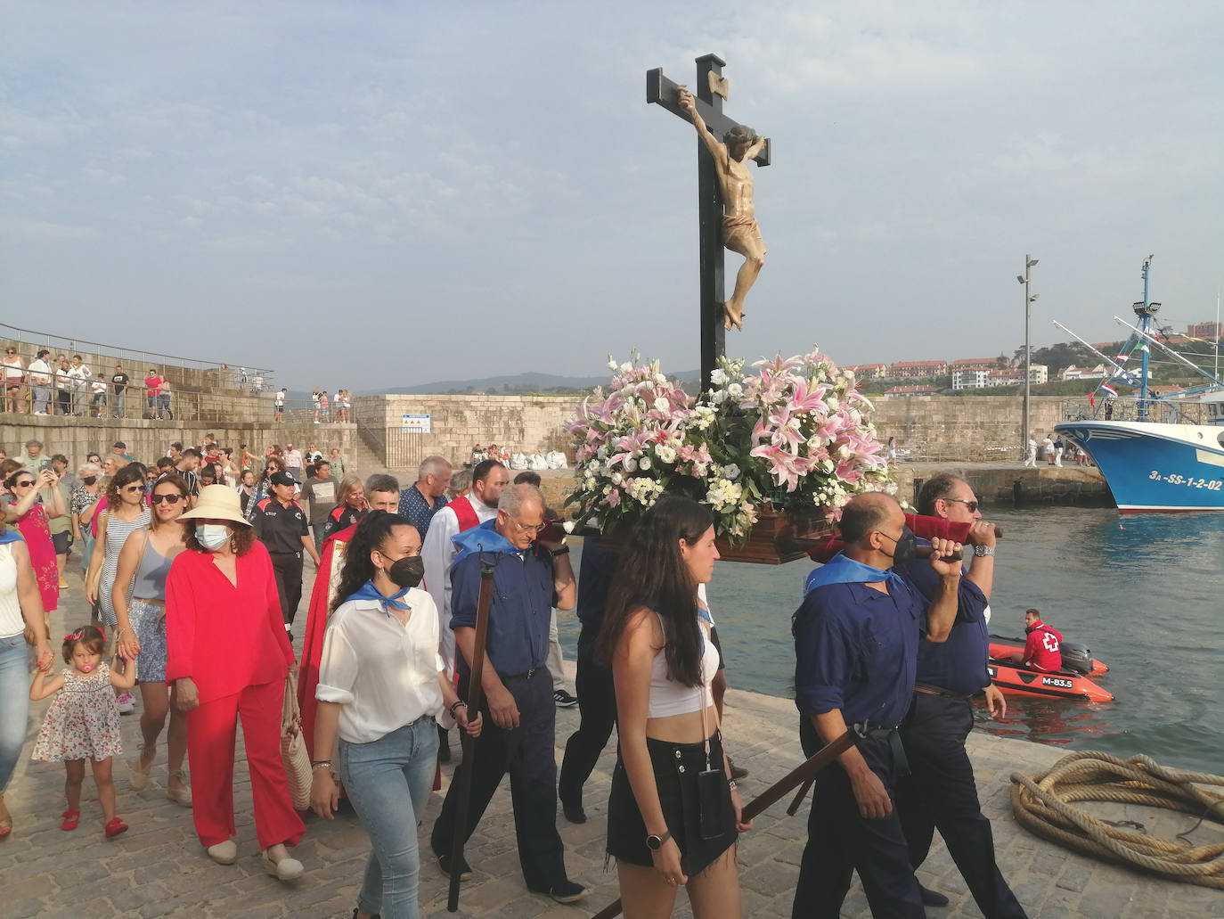 Fotos: El Cristo del Amparo vuelve a unir al pueblo de Comillas en torno al mar