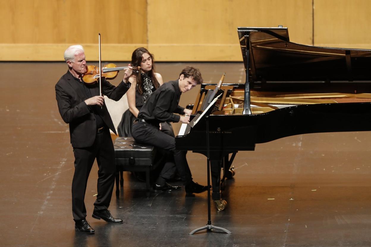 El violinista Christoph Poppen y el pianista Valentin Magyar, en el concierto ofrecido el miércoles.