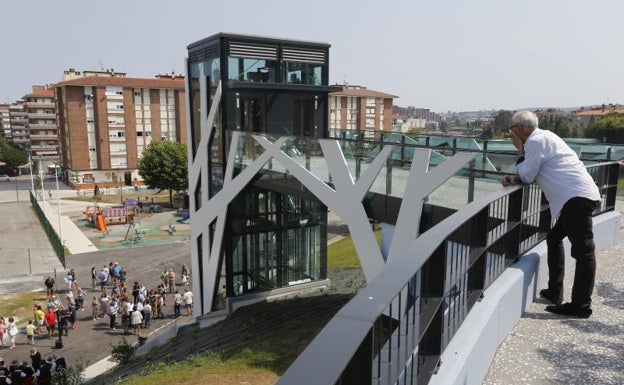 Torrelavega inaugura el ascensor de Nueva Ciudad tras casi un año de retrasos