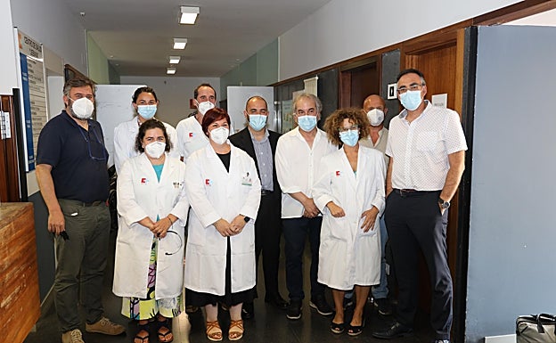 Imagen principal - El Consejero en su visita al consultorio de Pesaguero y al Centro de Salud de Potes 