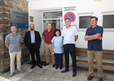 Imagen secundaria 1 - El Consejero en su visita al consultorio de Pesaguero y al Centro de Salud de Potes 