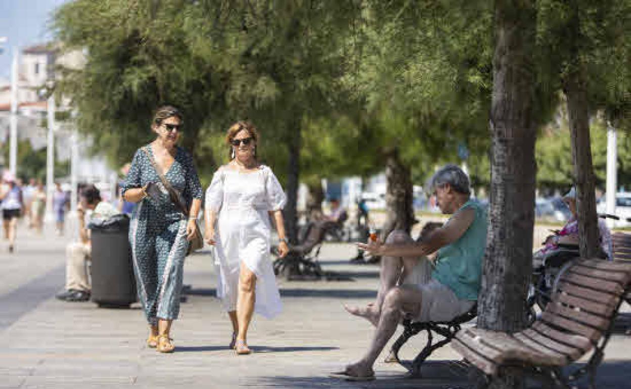 Imagen de archivo de personas paseando por Santander.