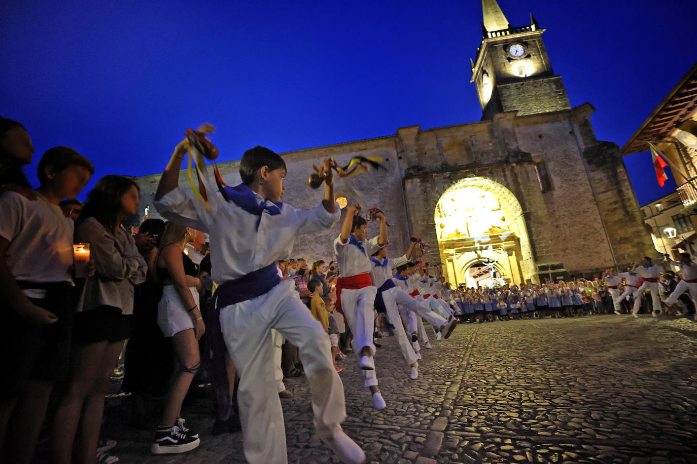 Comillas inició este jueves la procesión nocturna del Santo Cristo del Amparo desde la iglesia hasta el puerto pasadas las diez y media de la noche. Esta tarde tendrá lugar la esperada procesión marítima.