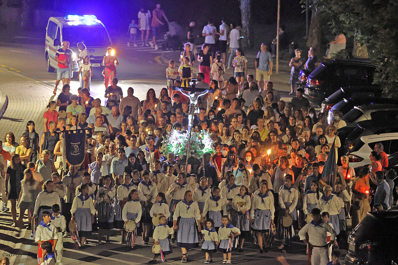 Comillas inició este jueves la procesión nocturna del Santo Cristo del Amparo desde la iglesia hasta el puerto pasadas las diez y media de la noche. Esta tarde tendrá lugar la esperada procesión marítima.