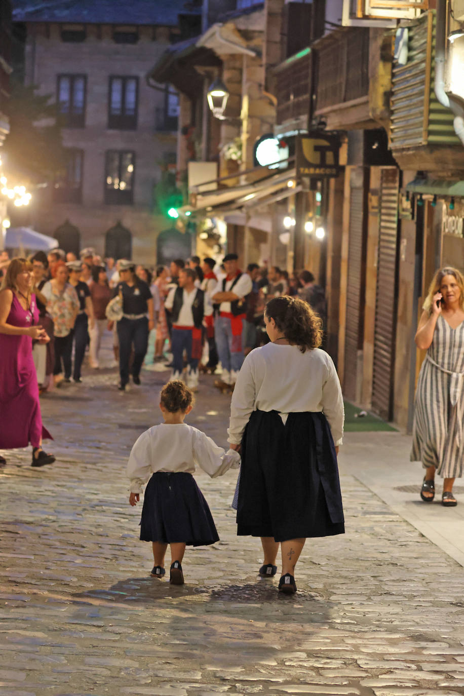 Comillas inició este jueves la procesión nocturna del Santo Cristo del Amparo desde la iglesia hasta el puerto pasadas las diez y media de la noche. Esta tarde tendrá lugar la esperada procesión marítima.