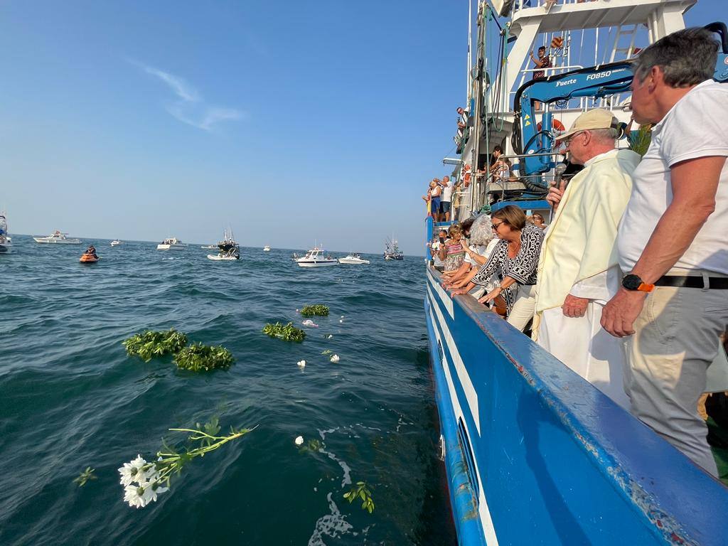 Fotos: Laredo saca a la mar a la virgen del Carmen